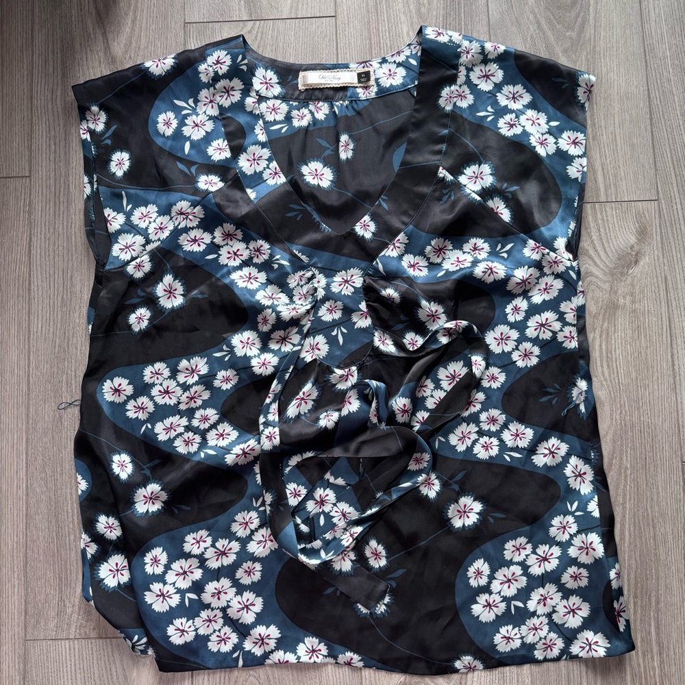 Old Navy Navy Floral Scoop Neck Blouse with Pink Accents 100% Silk